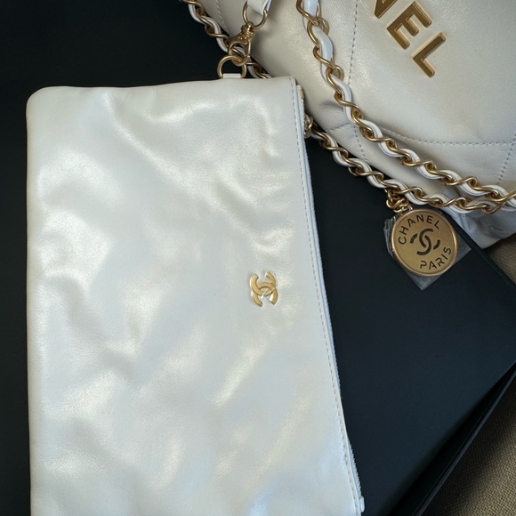 CHANEL SMALL 22 HANDBAG - Picture 4 of 15